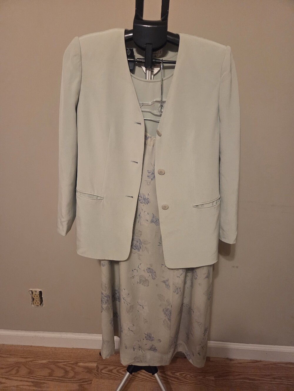 Talbots Mint Green 3 Piece Silk Lined Suit. Blazer Shell & Skirt Womens 4. EUC